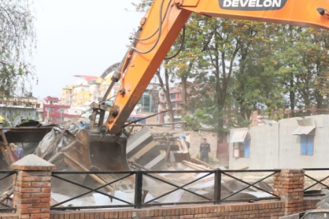 थापाथलीइ सुकुम्वासी बस्तीइ डोजर चलेयात