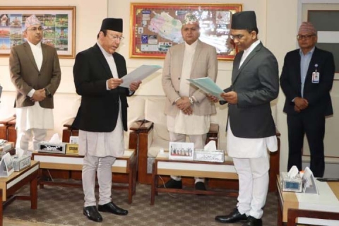 नवनियुक्त गभर्नर डा पौडेलपाखें सपथ